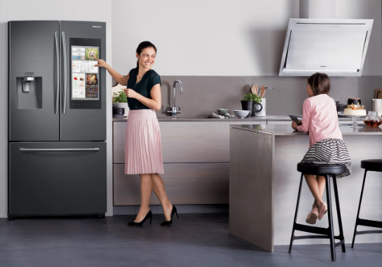 Foto personas con refrigerador