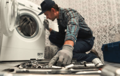 Téncnico reparando lavadora