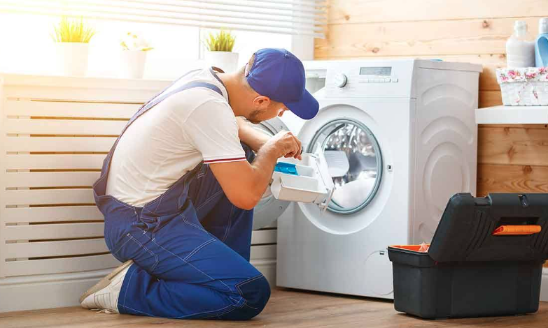 Señor reparando lavadora